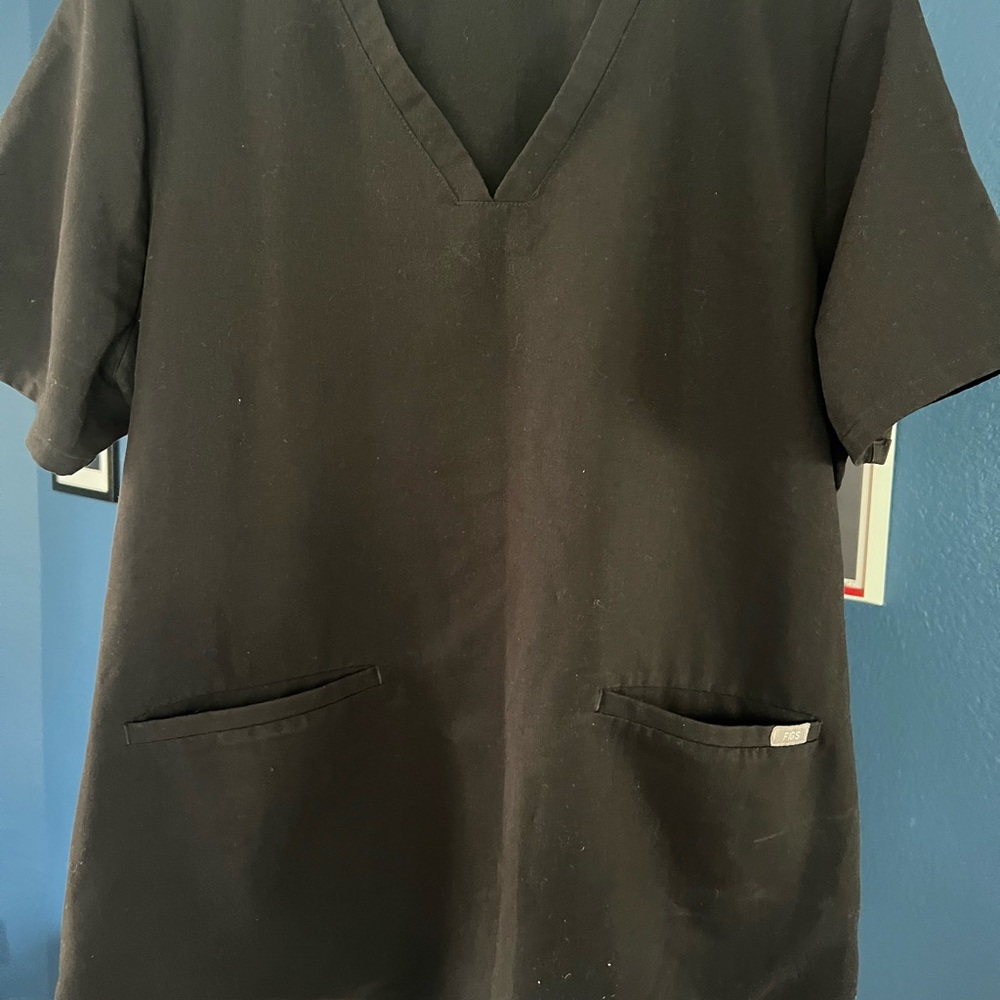 Black Figs V-Neck Men's Scrub Shirt